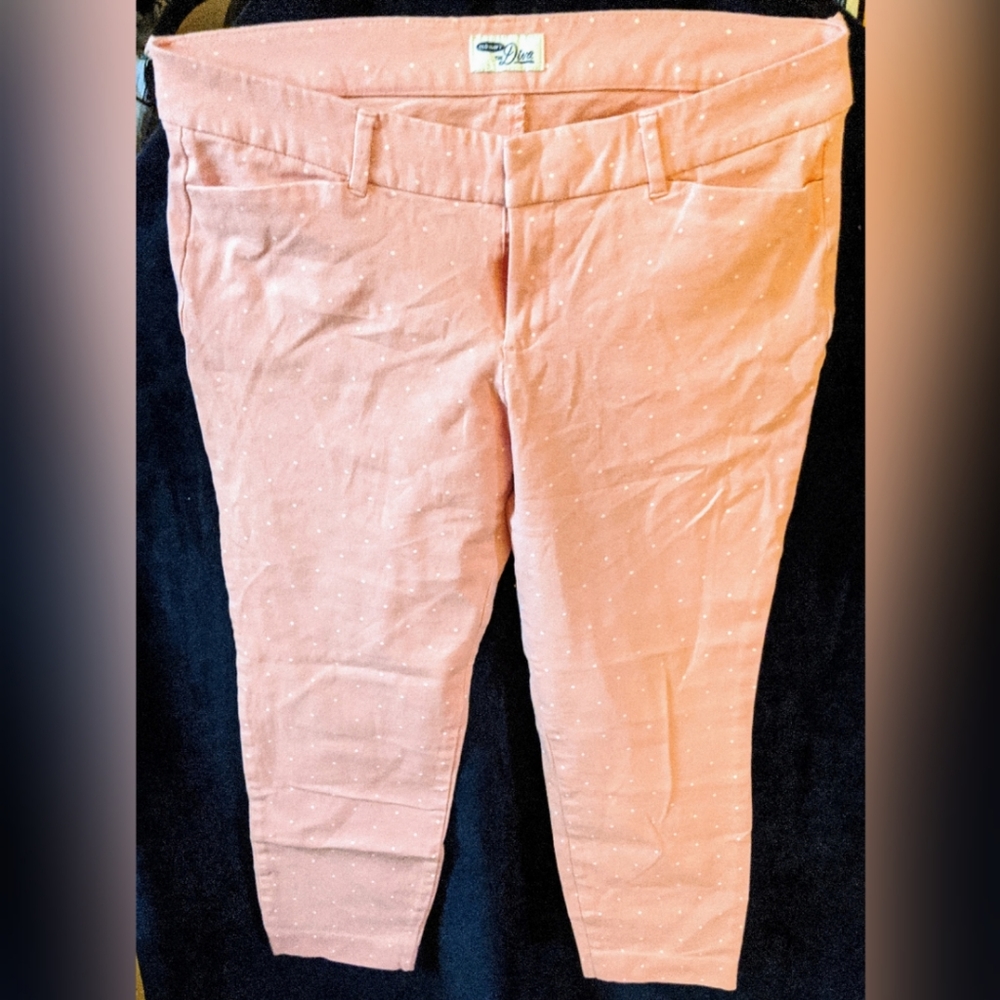 Cute peach/white polka dot Capris!